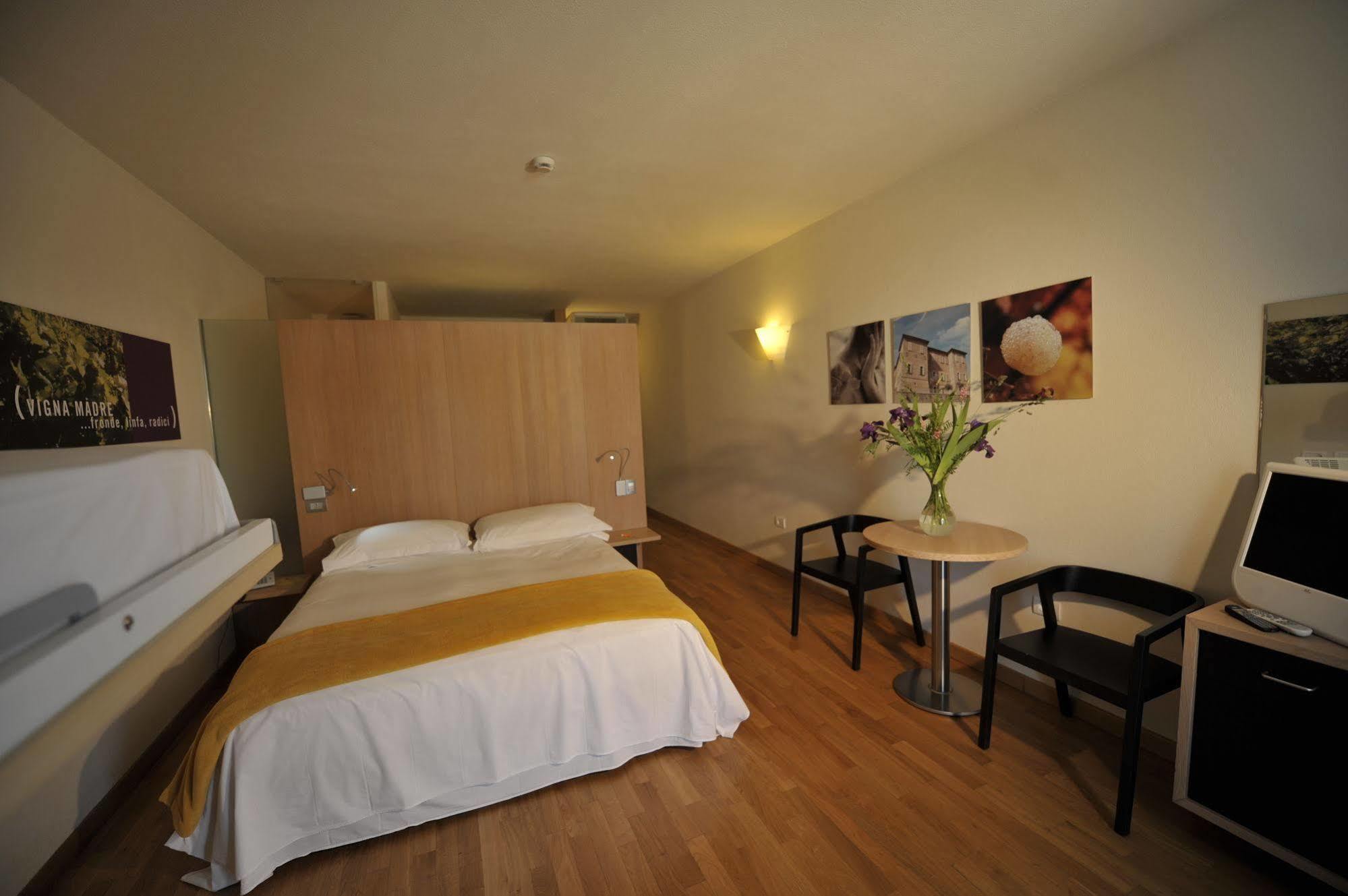 Ca' Del Lupo Otel Montelupo Albese Dış mekan fotoğraf
